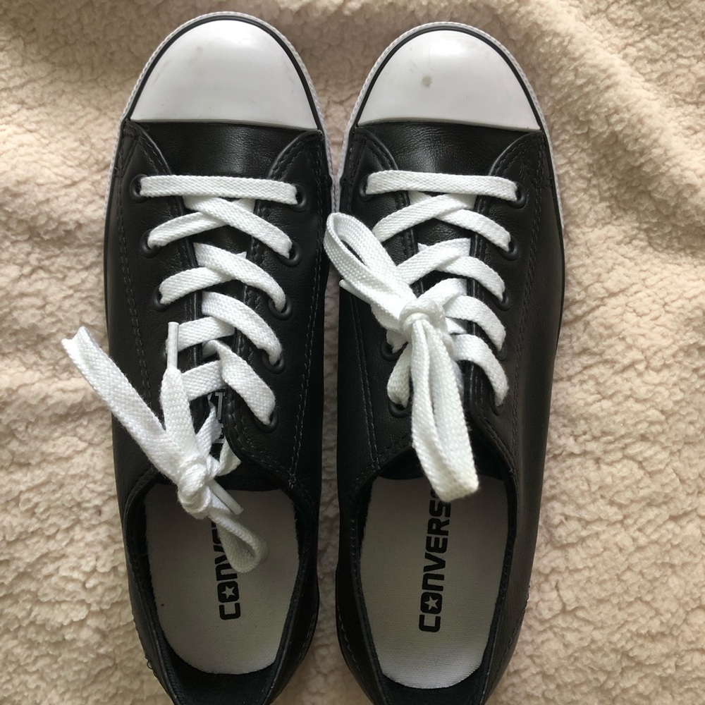Converse Chuck Taylor Dainty Leather Low Top